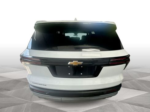 Used 2025 Chevrolet Traverse LT FWD image 7