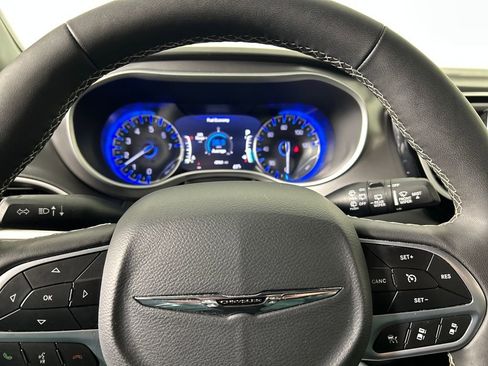 Used 2025 Chrysler Pacifica Select image 12