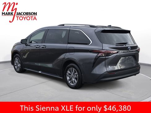 Used 2025 Toyota Sienna XLE image 13