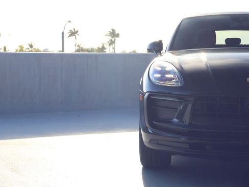 Certified 2025 Porsche Macan image 12