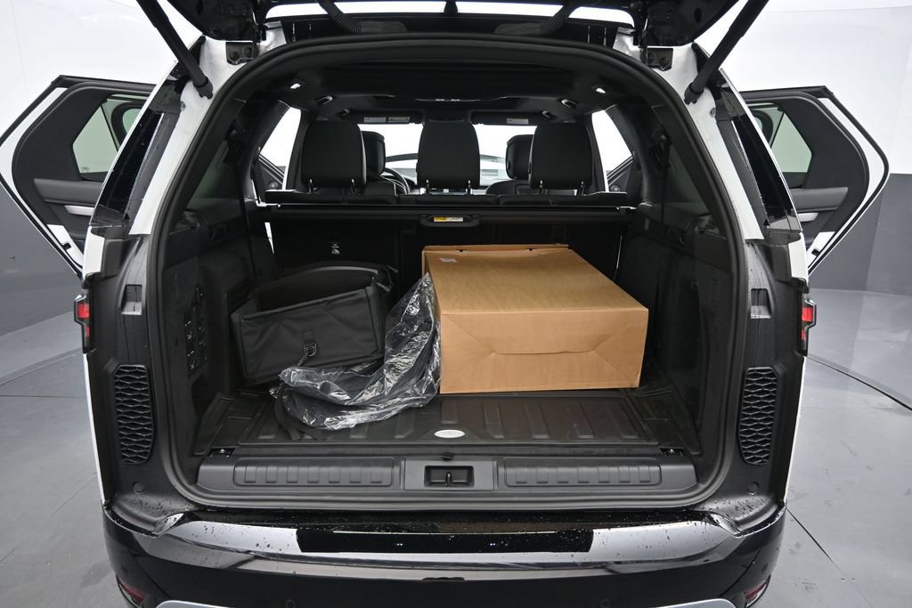 New 2026 Land Rover Discovery Limited Edition AWD/4WD image 16