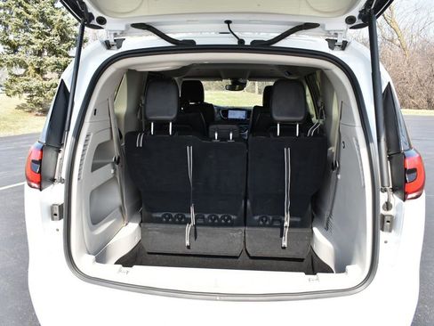 Used 2024 Chrysler Pacifica Touring-L image 32