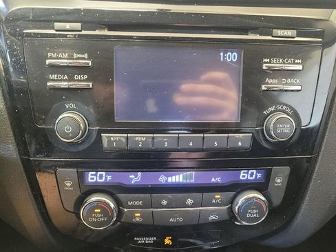 Used 2016 Nissan Rogue SV FWD image 25