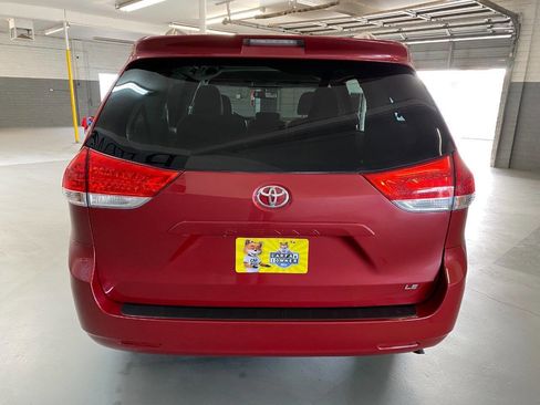 Used 2012 Toyota Sienna LE image 5