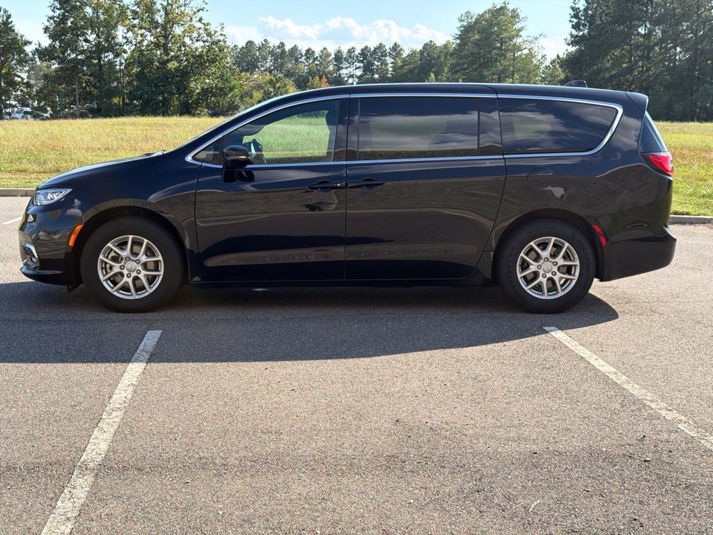 Used 2025 Chrysler Pacifica Select FWD image 4