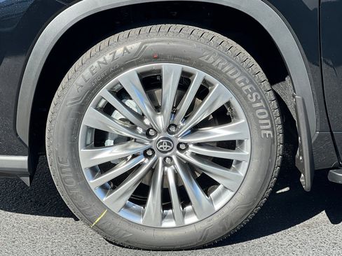 New 2025 Toyota Highlander Platinum image 33