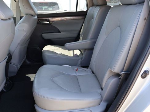 Used 2025 Toyota Highlander Platinum AWD/4WD image 11