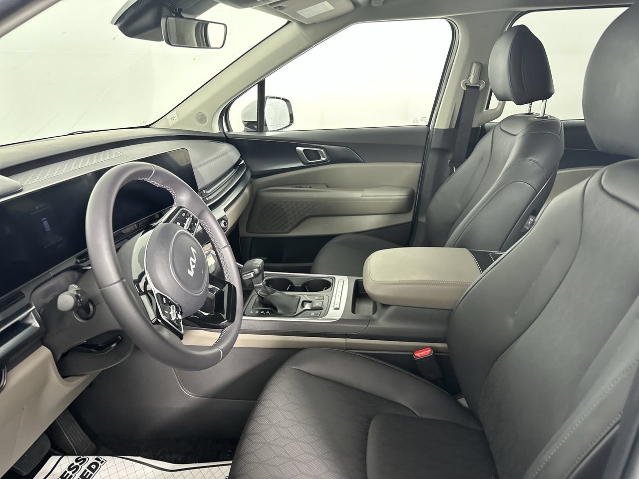 Certified 2026 Kia Carnival FWD image 2