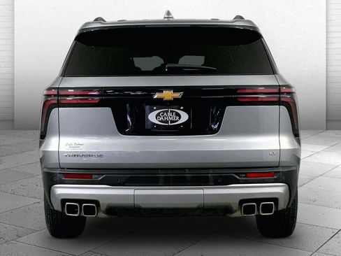 Used 2024 Chevrolet Traverse LT image 3