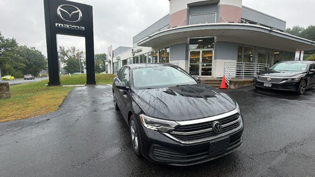 Used 2024 Volkswagen Jetta SE FWD image 3