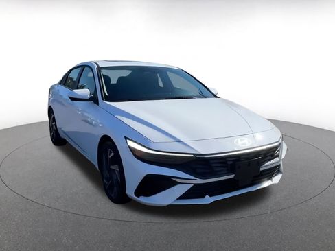 Used 2025 Hyundai Elantra SEL image 3
