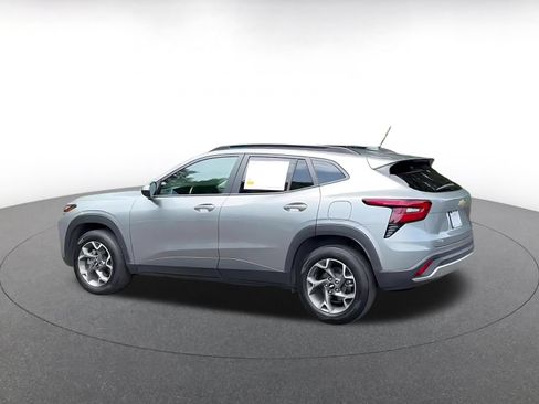 Used 2025 Chevrolet Trax LT w/ LT Convenience Package FWD image 8