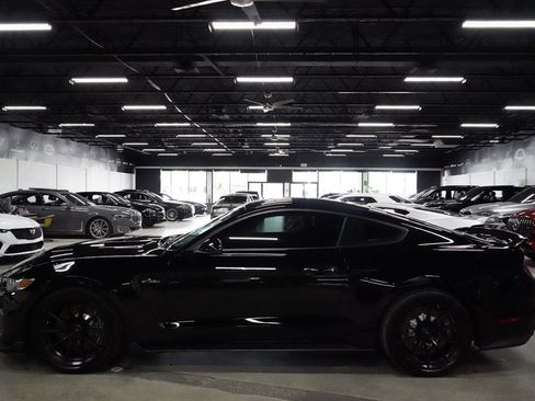 Used 2017 Ford Mustang Shelby GT350 w/ Electronics Package RWD image 2