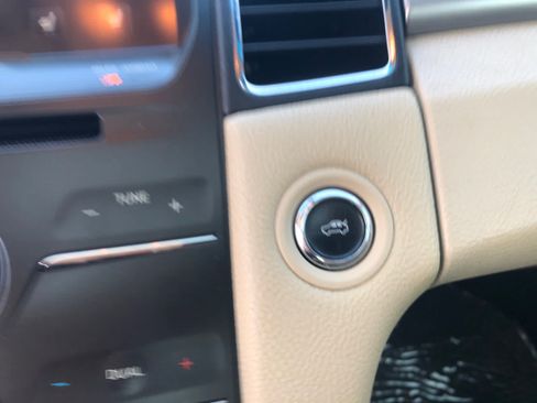 Used 2013 Ford Taurus SEL FWD image 16