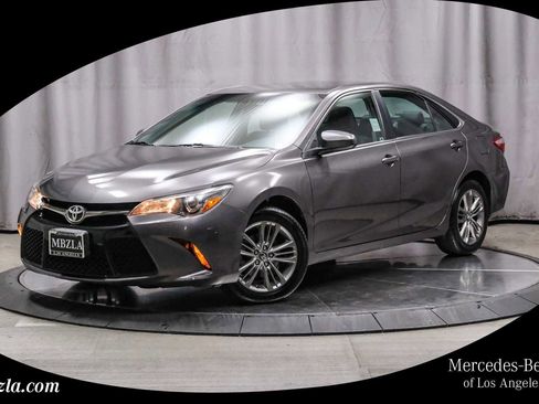 Used 2017 Toyota Camry SE image 1