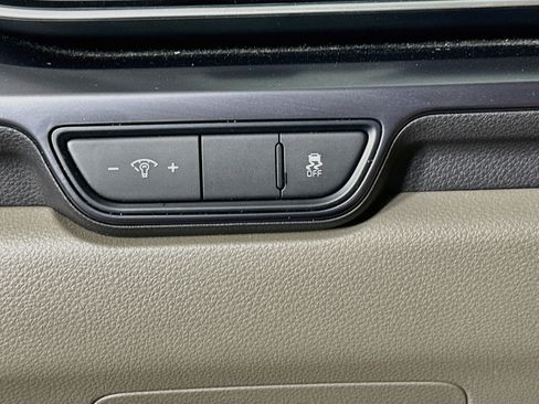 Used 2025 Kia Carnival FWD image 17