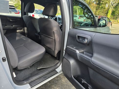 Used 2019 Toyota Tacoma TRD Off-Road w/ Technology Package image 13