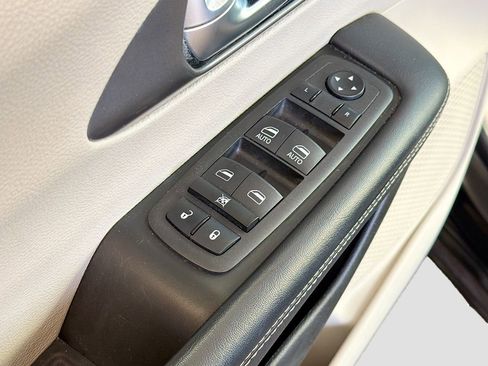 Used 2023 Chrysler Pacifica Touring-L image 17