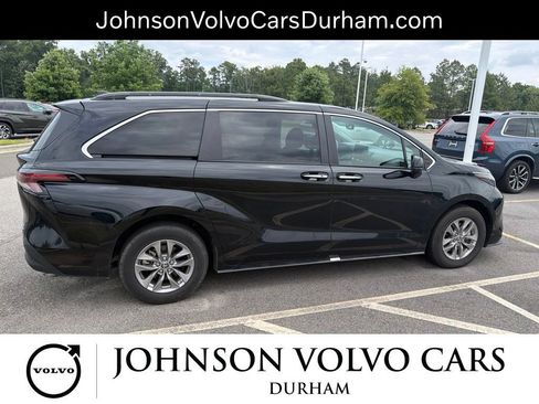 Used 2024 Toyota Sienna XLE FWD image 17