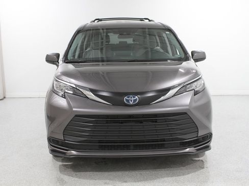 Used 2023 Toyota Sienna LE image 2