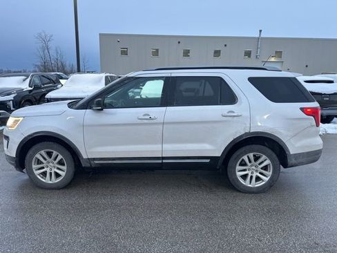 Used 2018 Ford Explorer XLT w/ Equipment Group 202A image 6