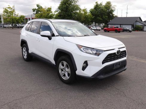 Used 2019 Toyota RAV4 XLE FWD image 3