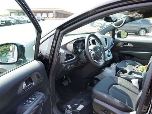 New 2026 Chrysler Pacifica Select AWD/4WD image 10