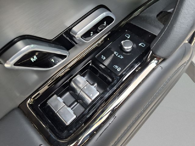 Used 2025 Land Rover Range Rover Sport SE AWD/4WD image 18