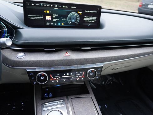 Used 2023 Genesis G80 image 21