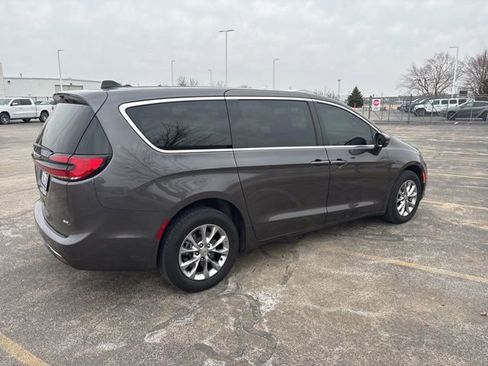 Used 2023 Chrysler Pacifica Touring-L image 3