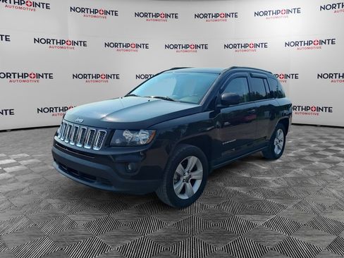 Used 2017 Jeep Compass Latitude AWD/4WD image 2