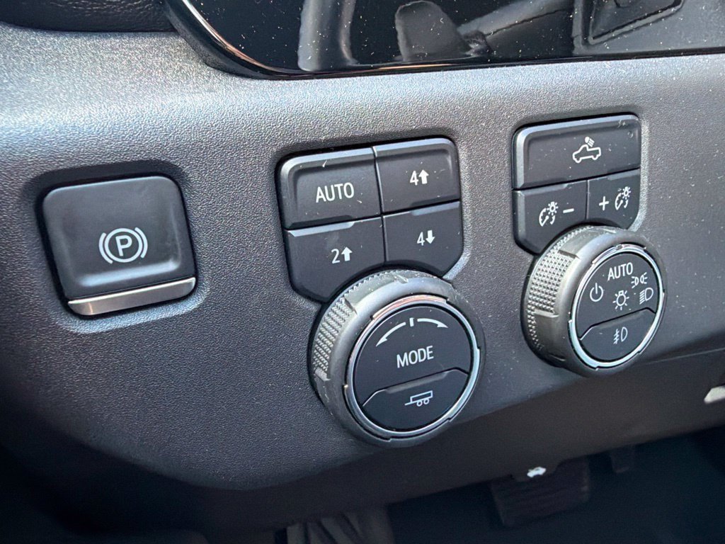 Used 2025 Chevrolet Silverado 1500 LT Trail Boss w/ Convenience Package II AWD/4WD image 22