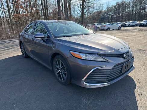 Used 2021 Toyota Camry XLE image 3