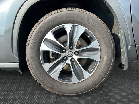 Used 2020 Toyota Highlander XLE AWD/4WD image 14