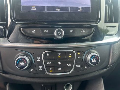 Used 2022 Chevrolet Traverse LT FWD image 11