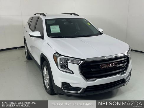 Used 2022 GMC Terrain SLE w/ Driver Convenience Package FWD image 3