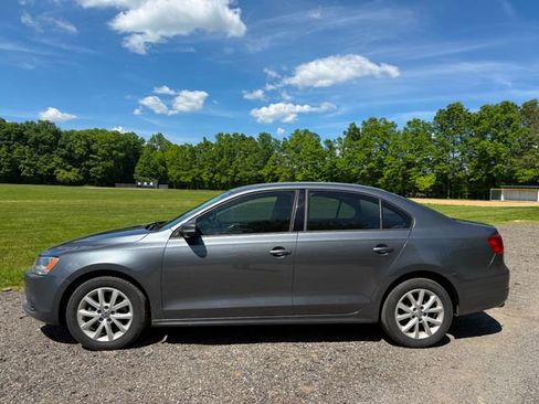 Used 2011 Volkswagen Jetta SE FWD image 2