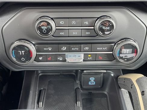 New 2025 Ford Bronco Badlands image 14