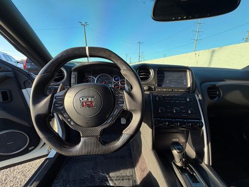 Used 2015 Nissan GT-R Premium image 12