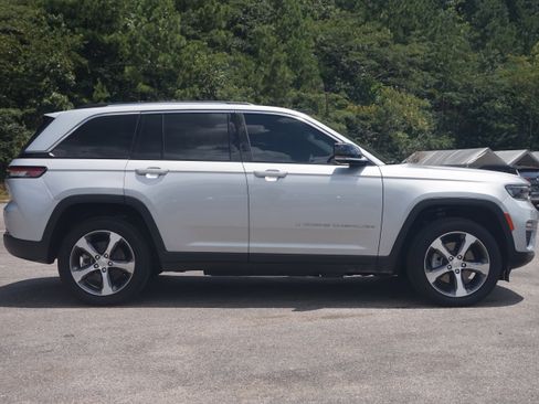 Used 2023 Jeep Grand Cherokee 4WD 4xe w/ Luxury Tech Group II image 10