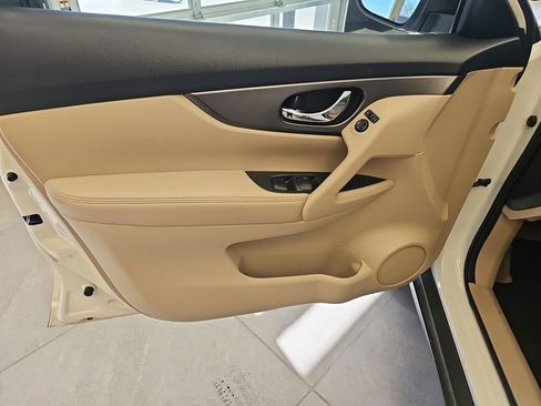 Used 2015 Nissan Rogue SV image 12