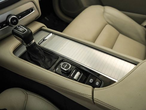 Used 2017 Volvo XC90 T6 Momentum w/ Vision Package image 27