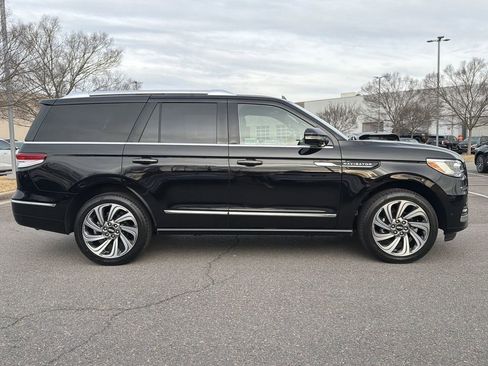 Used 2024 Lincoln Navigator Reserve image 2