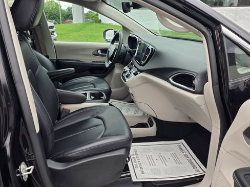 Used 2024 Chrysler Pacifica Touring-L FWD image 37