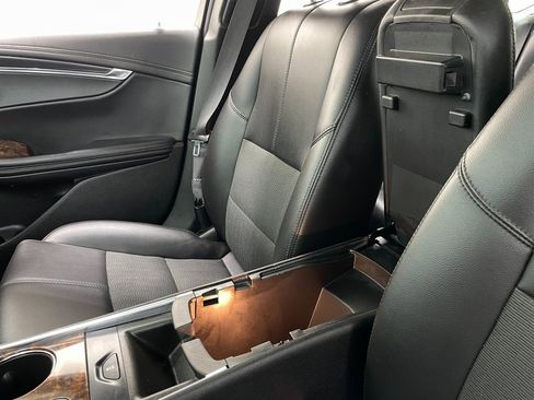 Used 2014 Chevrolet Impala LT w/ Convenience Package image 30