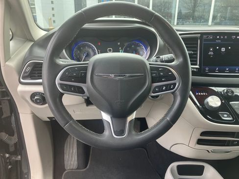 Used 2022 Chrysler Pacifica Touring-L image 16