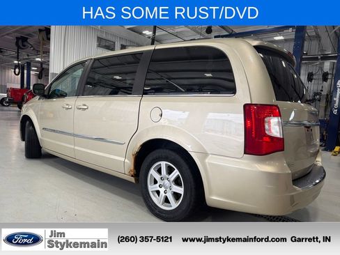 Used 2011 Chrysler Town & Country Touring w/ Entertainment Group #1 FWD image 9