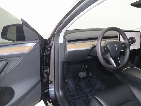 Used 2024 Tesla Model Y Long Range image 46