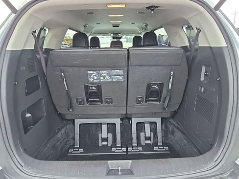 Used 2025 Kia Carnival EX FWD image 40
