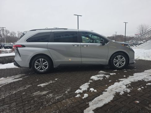 Used 2023 Toyota Sienna XSE image 6